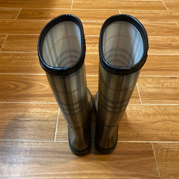 Burberry rain boots size 7 - Picture 3 of 6